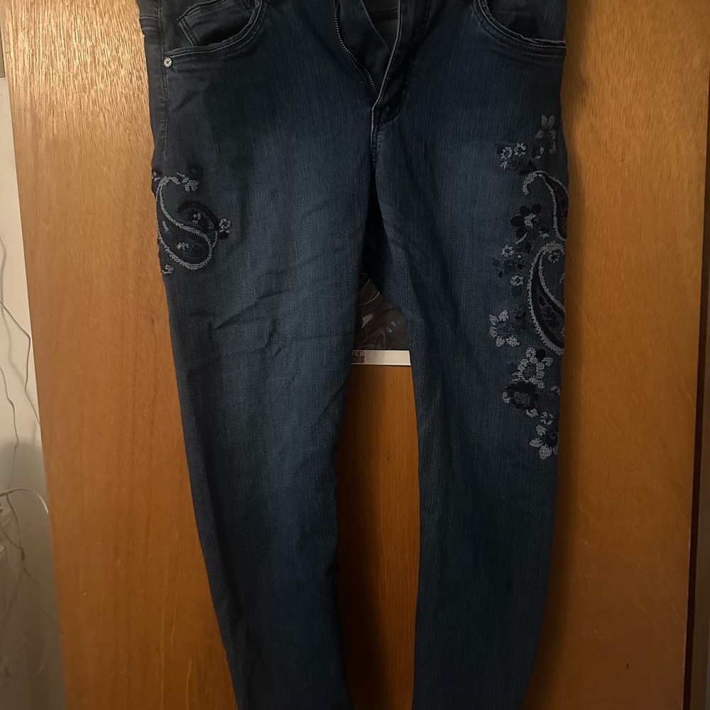 Gorgeous Embroidered Blue Jeans 💙 - Picture 6 of 9